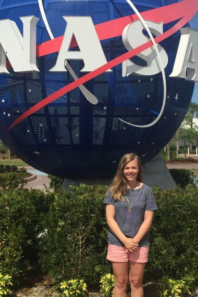 Anne Wilson Vive Momento de Ciclo Completo Cantando Hino Nacional no Lançamento Artemis II da NASA
