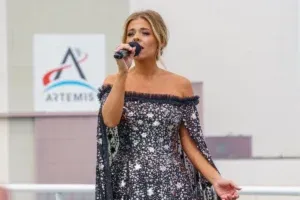 Anne Wilson canta Hino Americano em Lançamento da NASA